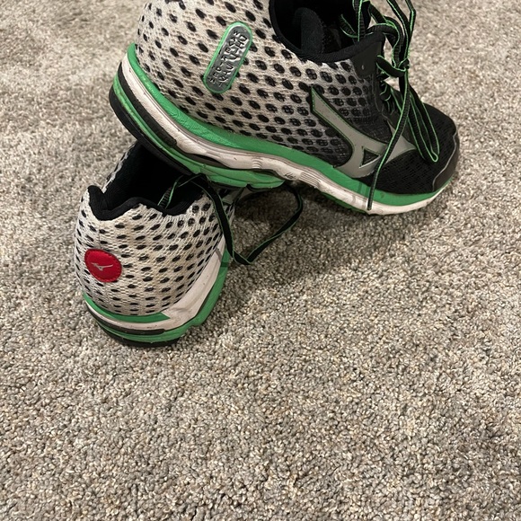 Mizuno running shoes - Picture 2 of 3